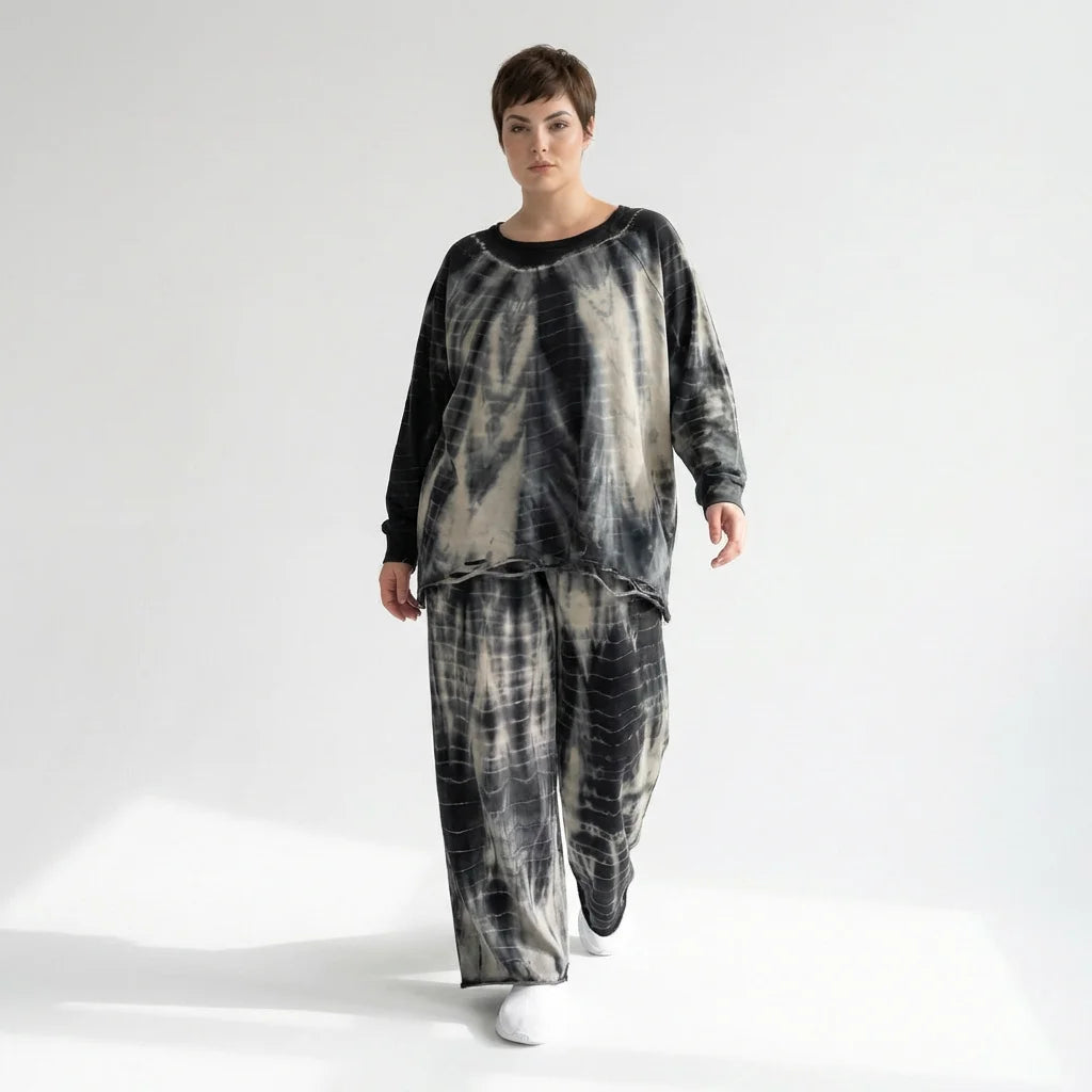 Zweiteiliger Oversize-Look in Schwarz-Beige mit Tie-Dye-Muster aus softem French Terry