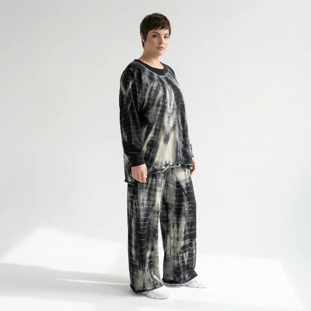 Zweiteiliger Oversize-Look in Schwarz-Beige mit Tie-Dye-Muster aus softem French Terry