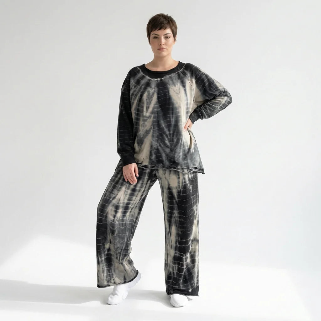 Zweiteiliger Oversize-Look in Schwarz-Beige mit Tie-Dye-Muster aus softem French Terry