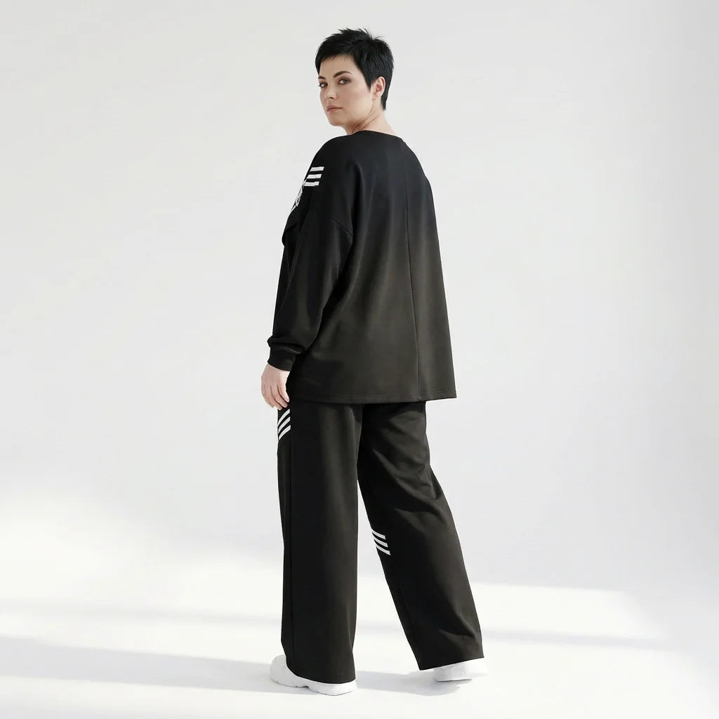 Schwarz-weißer Oversize-Zweiteiler mit grafischen Streifenprints aus weichem French Terry