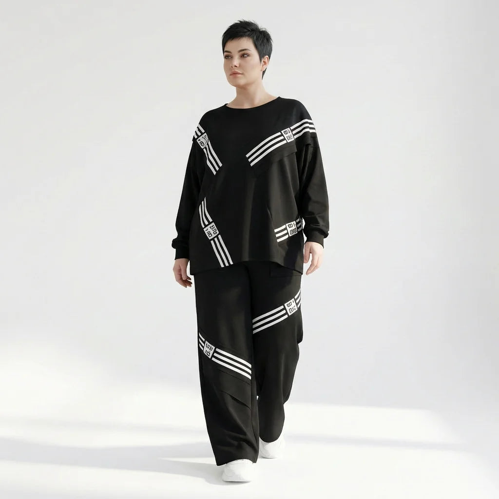 Schwarz-weißer Oversize-Zweiteiler mit grafischen Streifenprints aus weichem French Terry