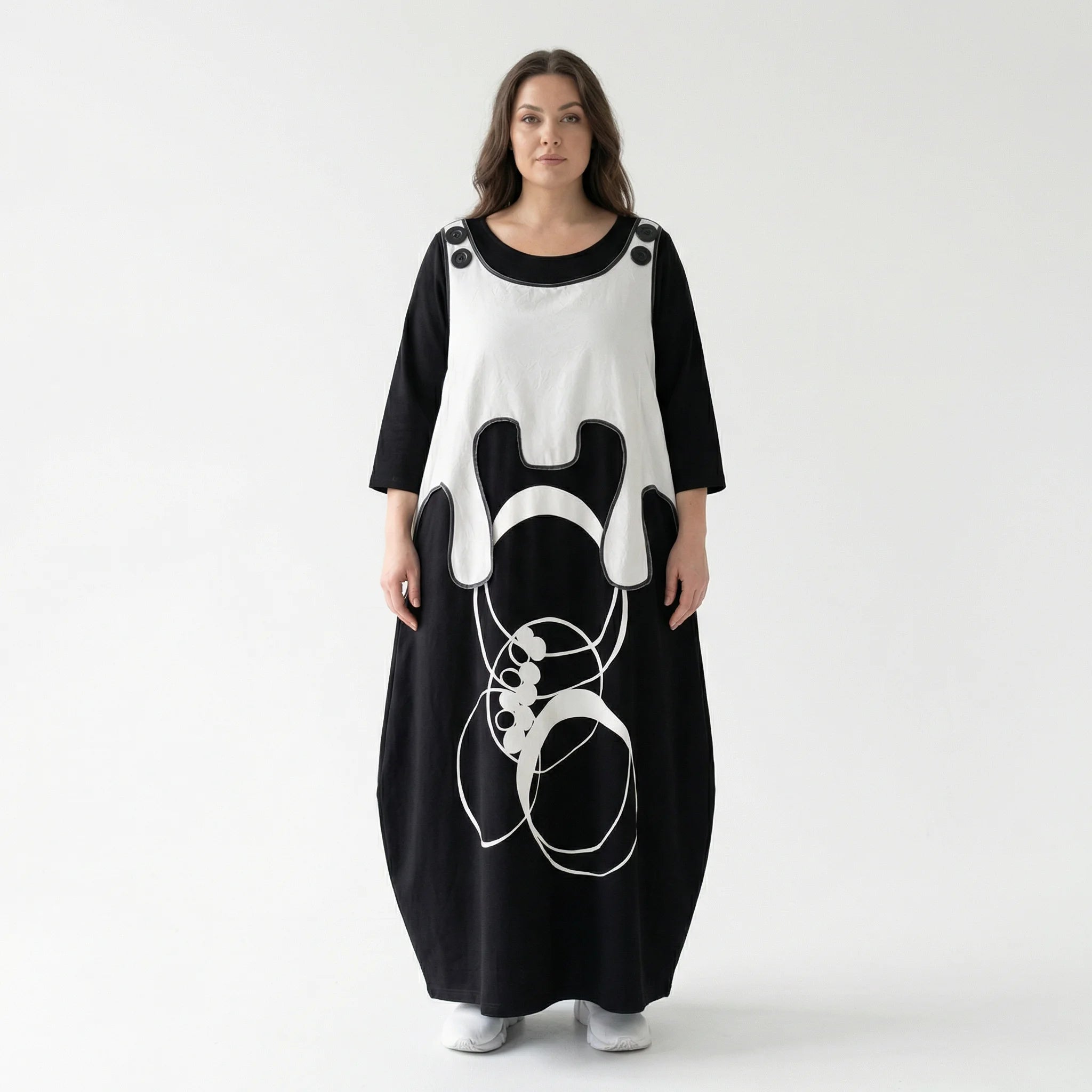Avantgarde Maxikleid in Schwarz-Weiß mit Layer-Optik, Kontrastprint und Oversize-Silhouette