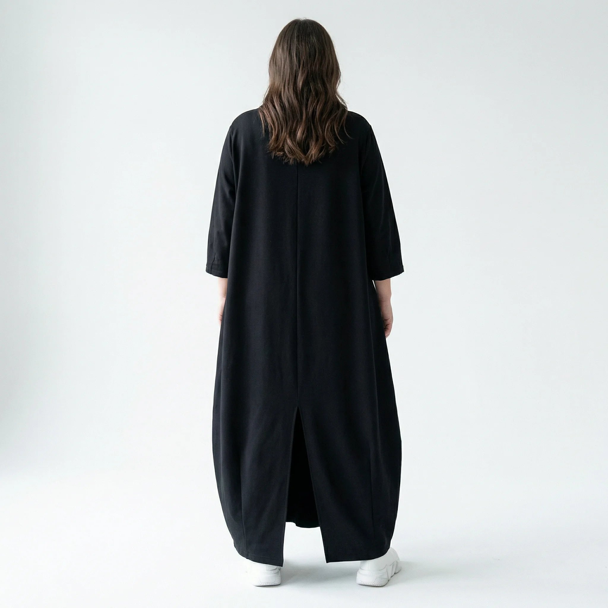 Avantgarde Maxikleid in Schwarz-Weiß mit Layer-Optik, Kontrastprint und Oversize-Silhouette