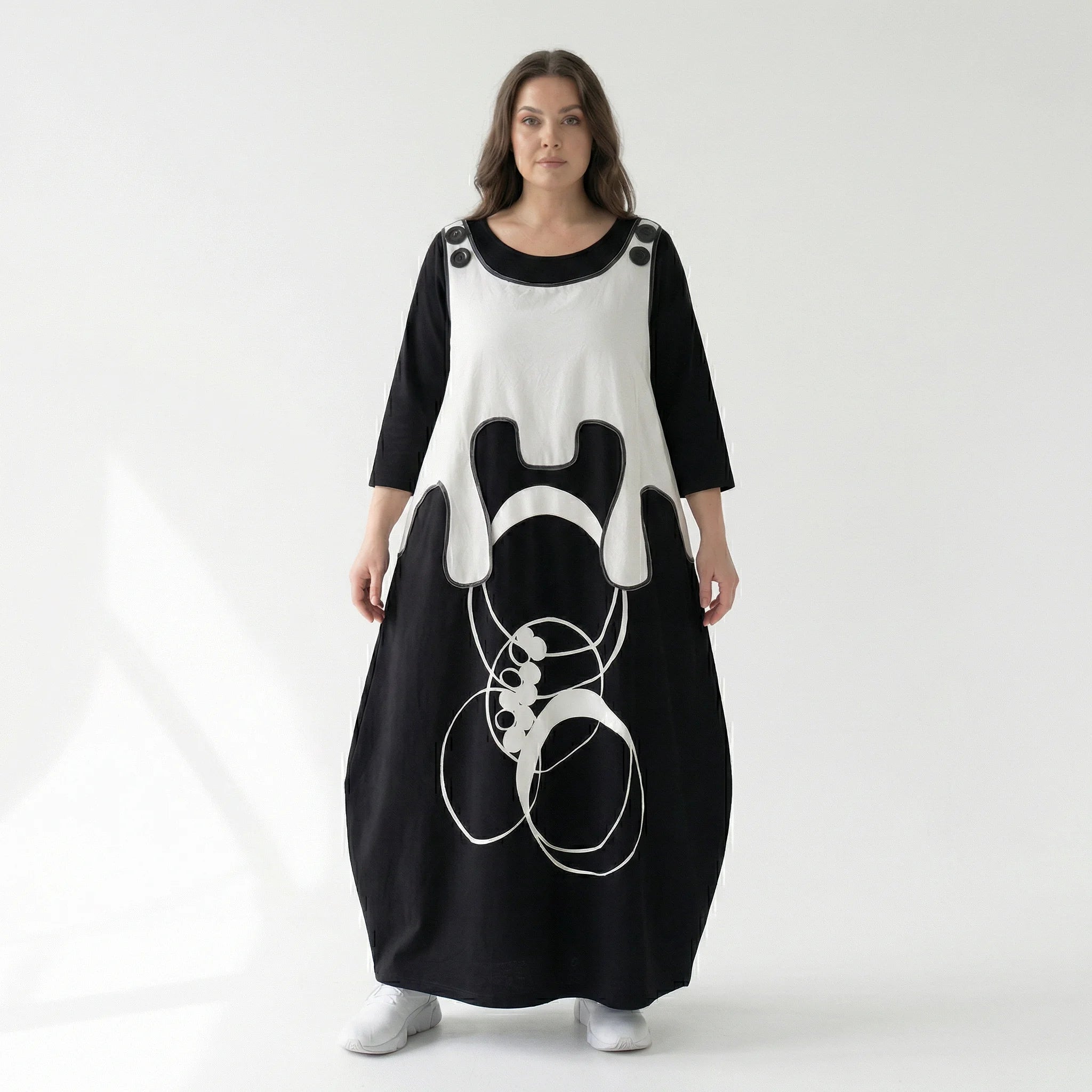 Avantgarde Maxikleid in Schwarz-Weiß mit Layer-Optik, Kontrastprint und Oversize-Silhouette