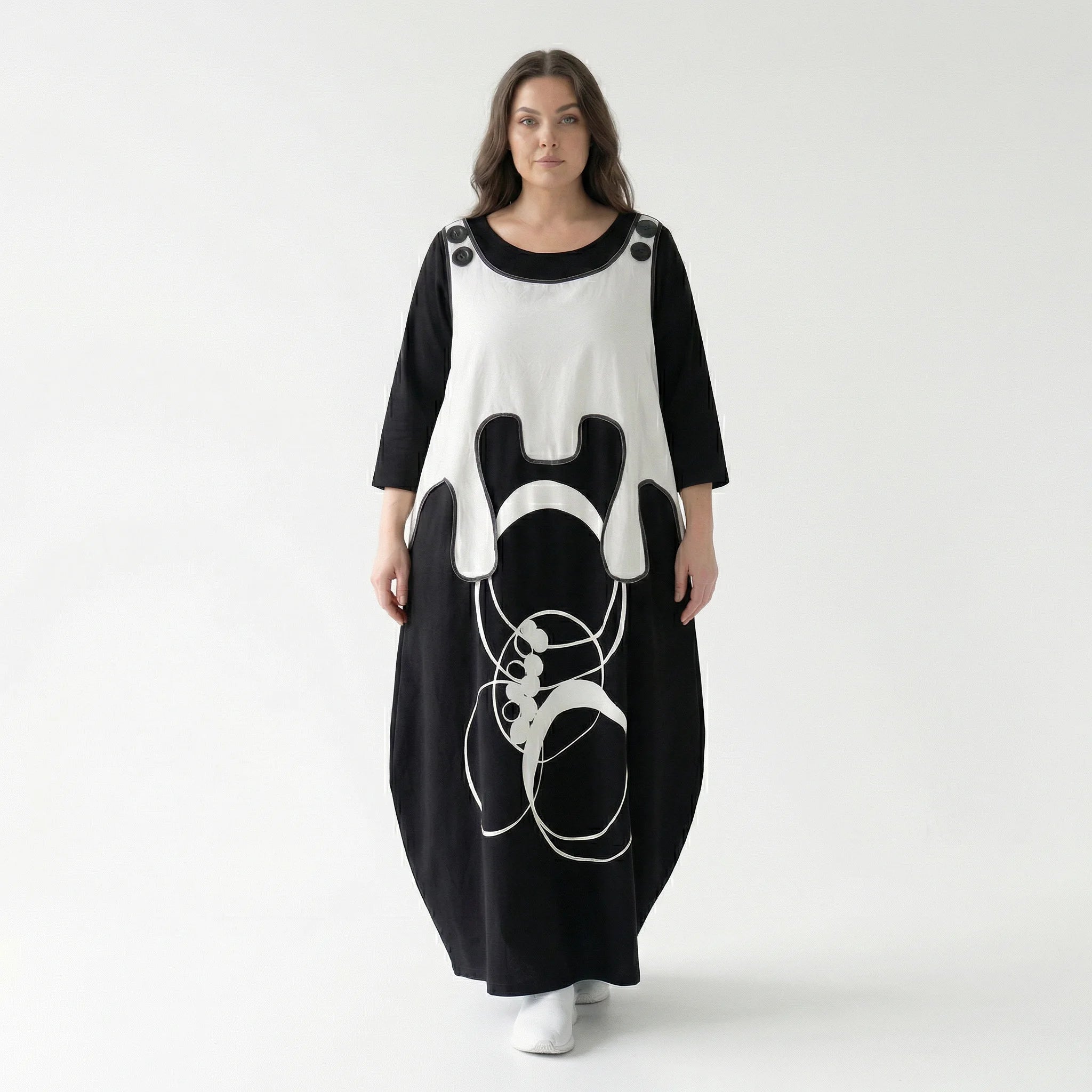 Avantgarde Maxikleid in Schwarz-Weiß mit Layer-Optik, Kontrastprint und Oversize-Silhouette