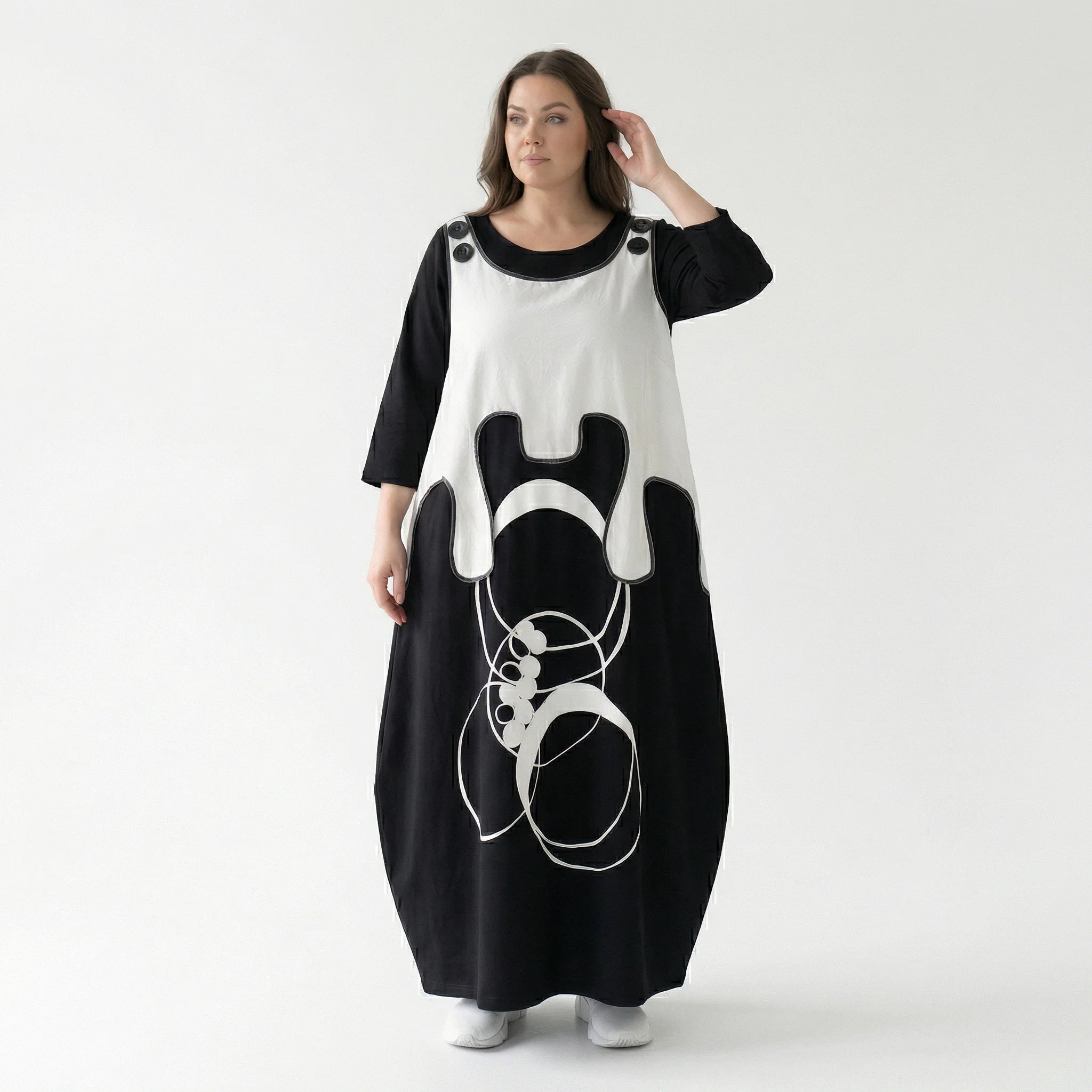Avantgarde Maxikleid in Schwarz-Weiß mit Layer-Optik, Kontrastprint und Oversize-Silhouette