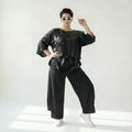 Schwarze Oversize Bluse aus Strukturstoff mit Cut-Outs und Layer-Optik in Kastigform