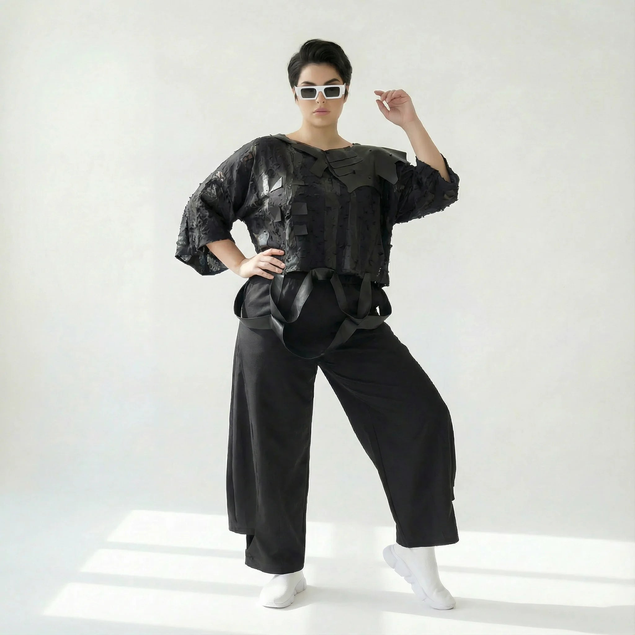 Schwarze Oversize Bluse aus Strukturstoff mit Cut-Outs und Layer-Optik in Kastigform