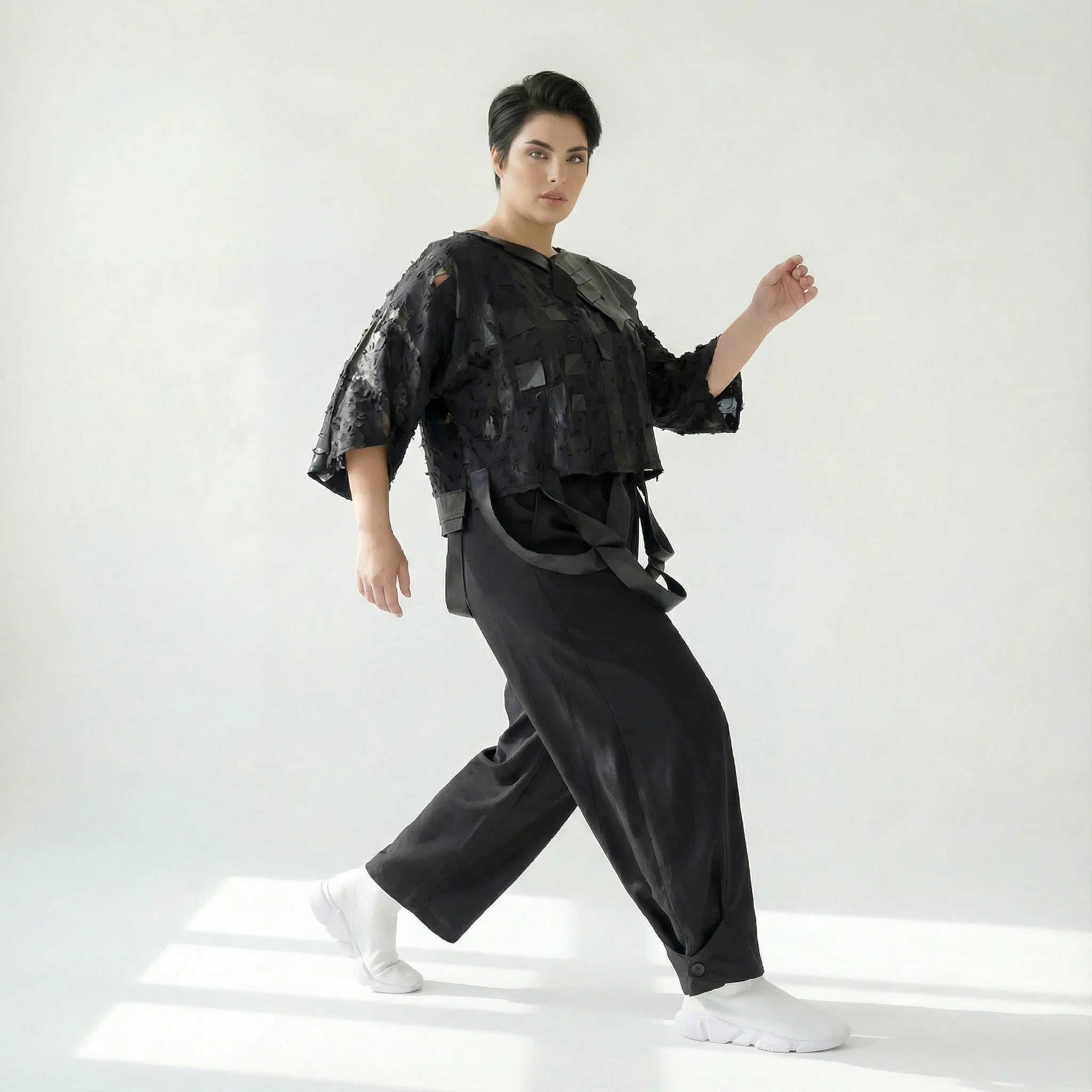 Schwarze Oversize Bluse aus Strukturstoff mit Cut-Outs und Layer-Optik in Kastigform