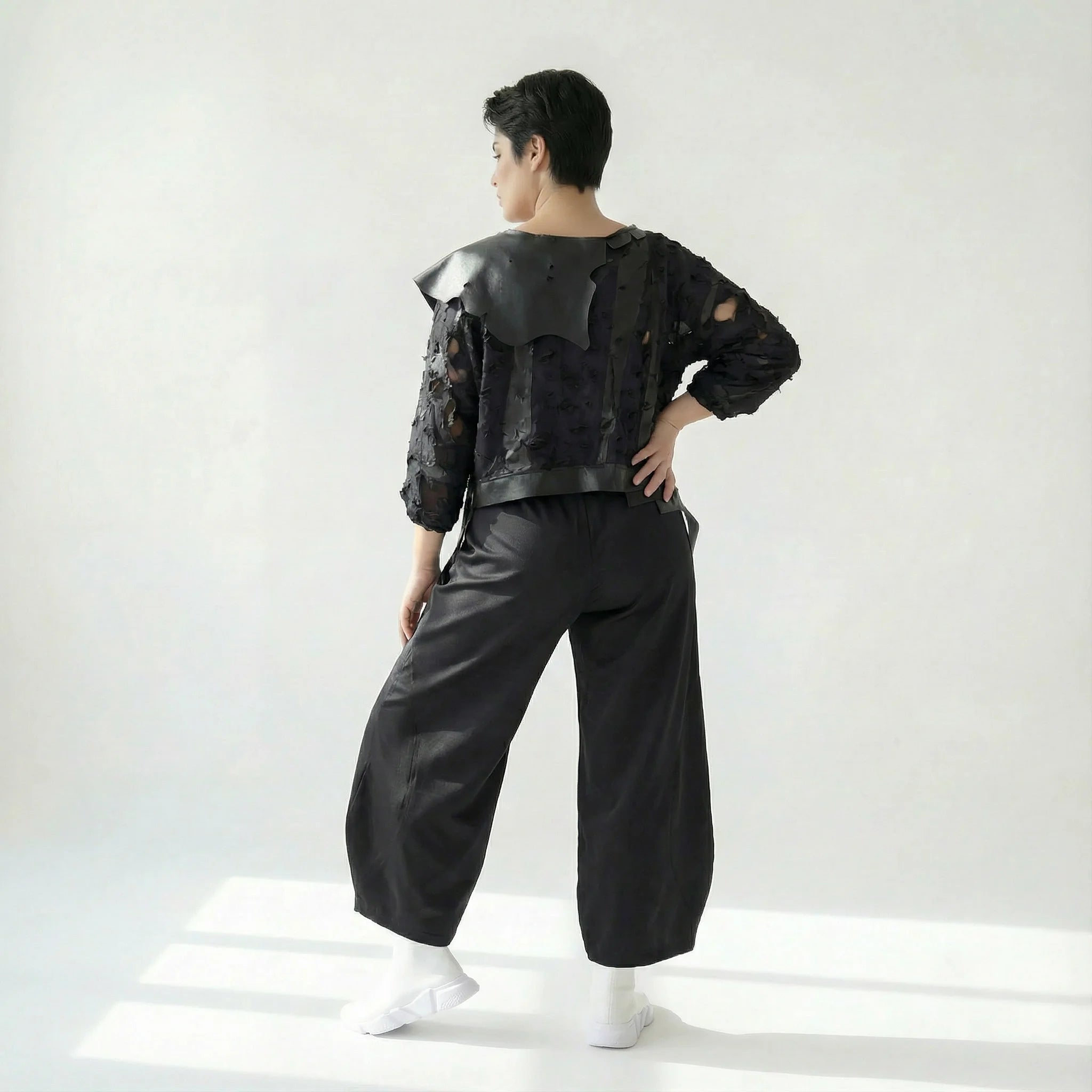 Schwarze Oversize Bluse aus Strukturstoff mit Cut-Outs und Layer-Optik in Kastigform