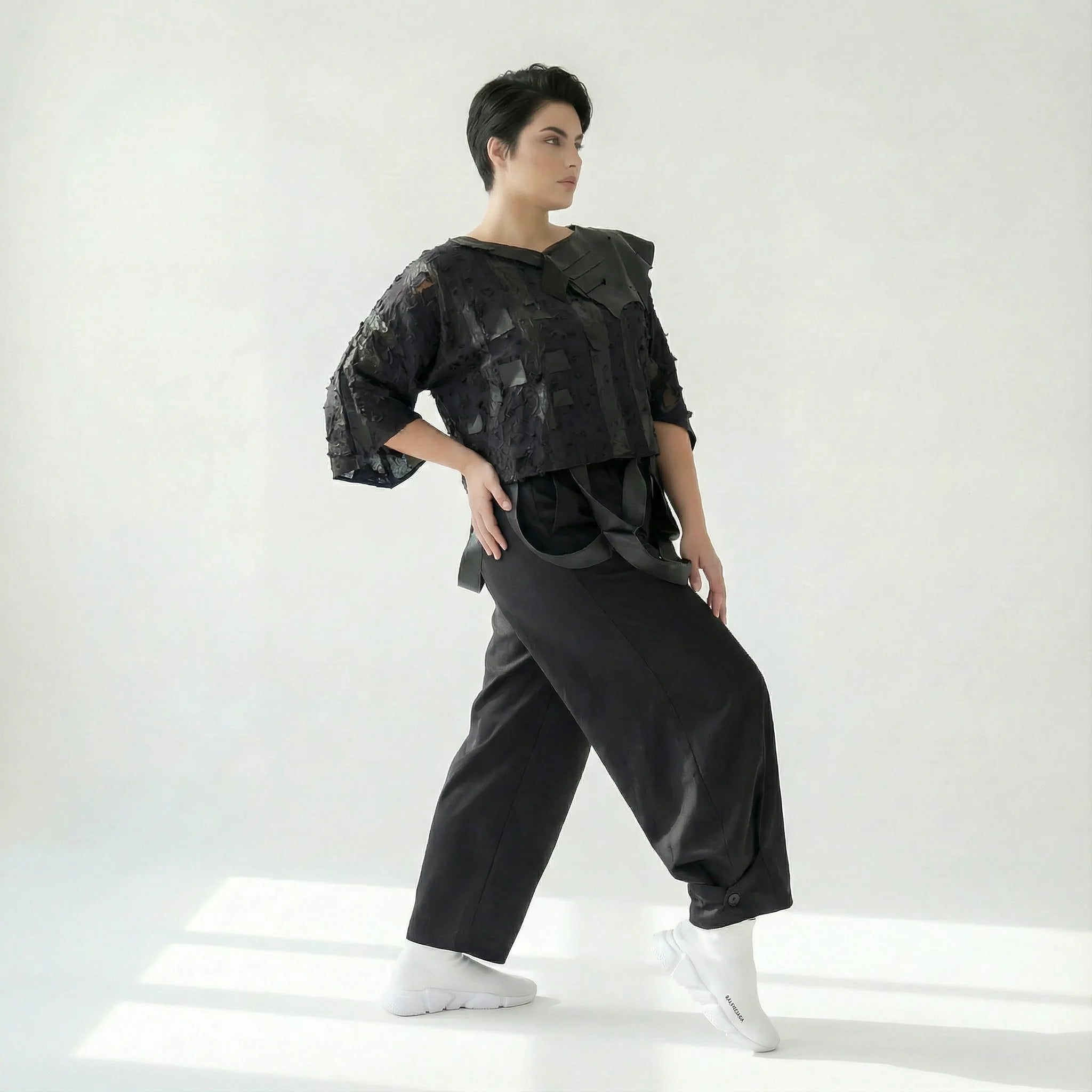 Schwarze Oversize Bluse aus Strukturstoff mit Cut-Outs und Layer-Optik in Kastigform