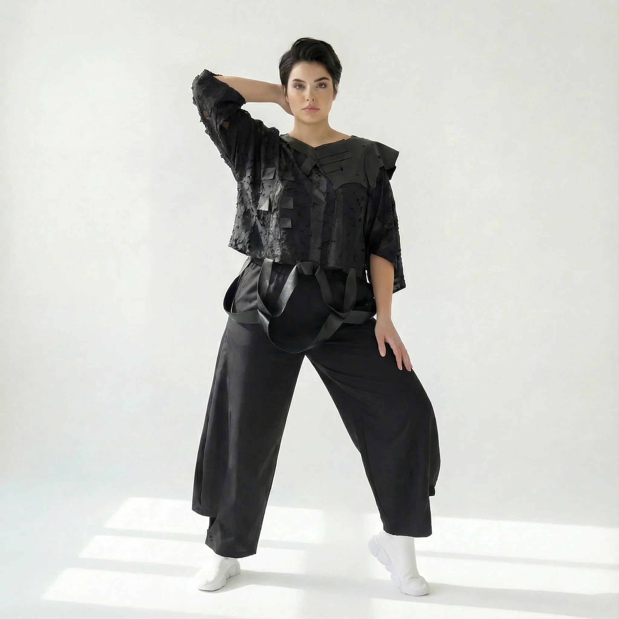 Schwarze Oversize Bluse aus Strukturstoff mit Cut-Outs und Layer-Optik in Kastigform