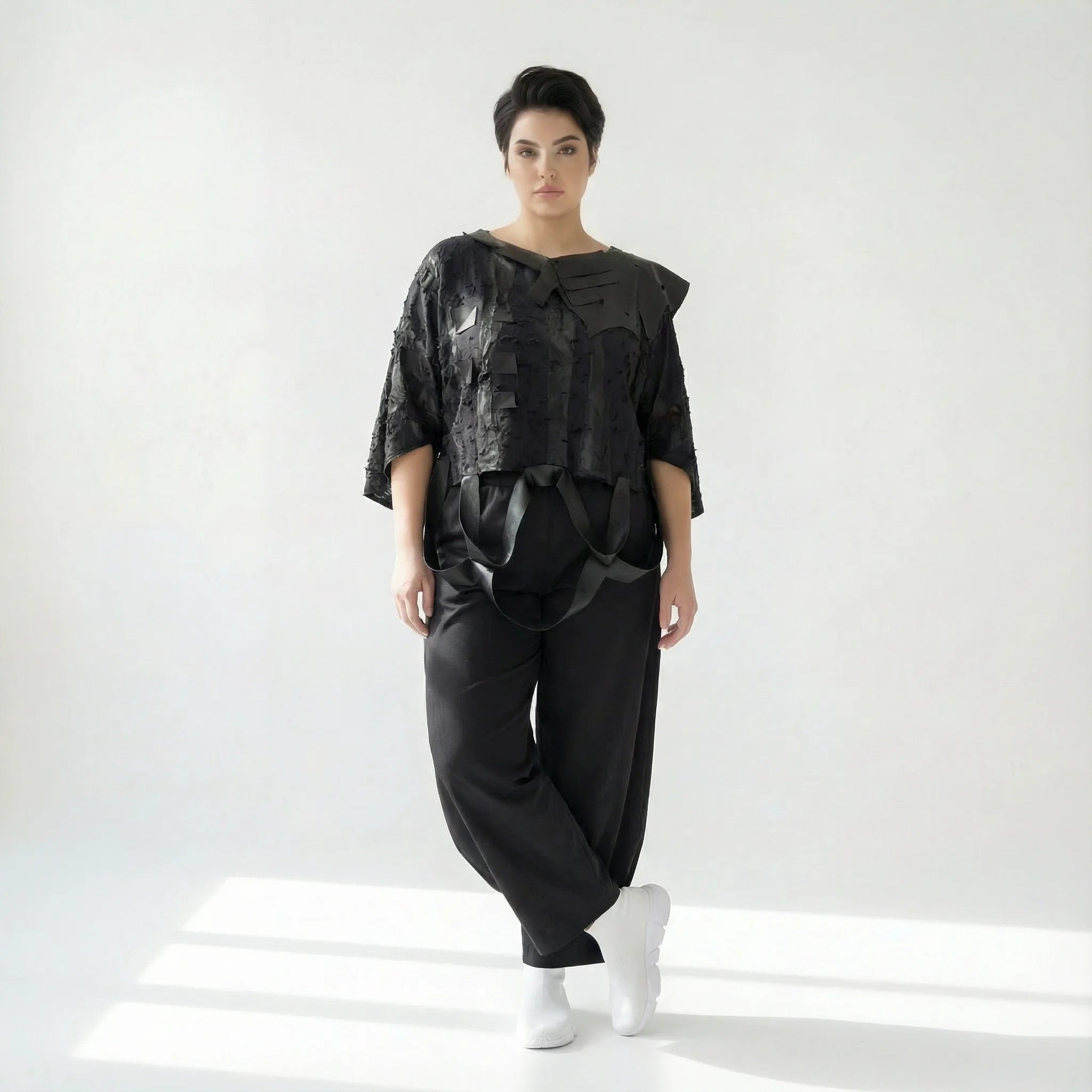 Schwarze Oversize Bluse aus Strukturstoff mit Cut-Outs und Layer-Optik in Kastigform