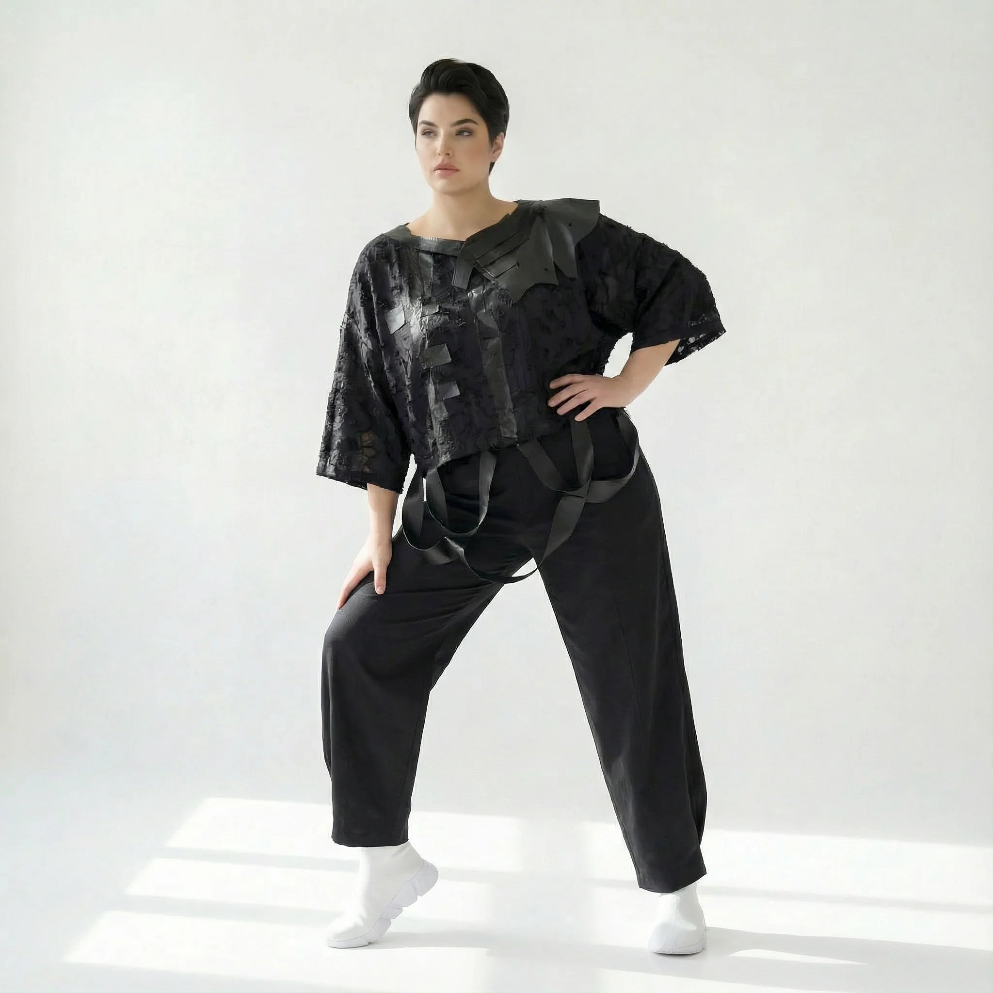 Schwarze Oversize Bluse aus Strukturstoff mit Cut-Outs und Layer-Optik in Kastigform