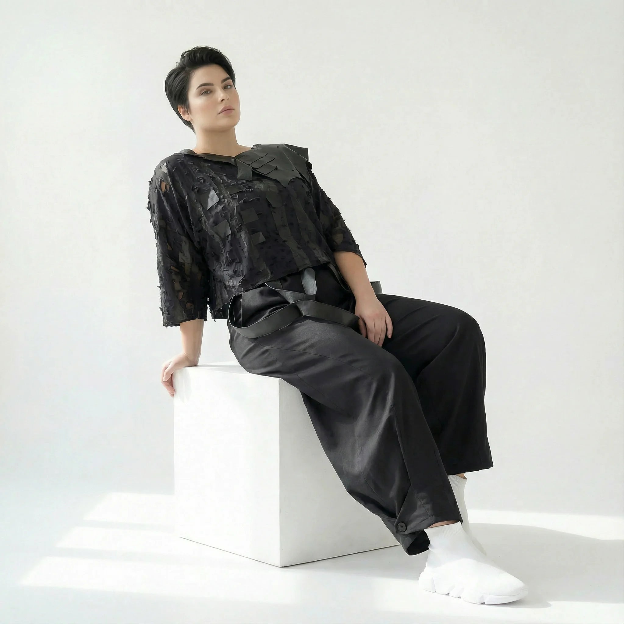 Schwarze Oversize Bluse aus Strukturstoff mit Cut-Outs und Layer-Optik in Kastigform