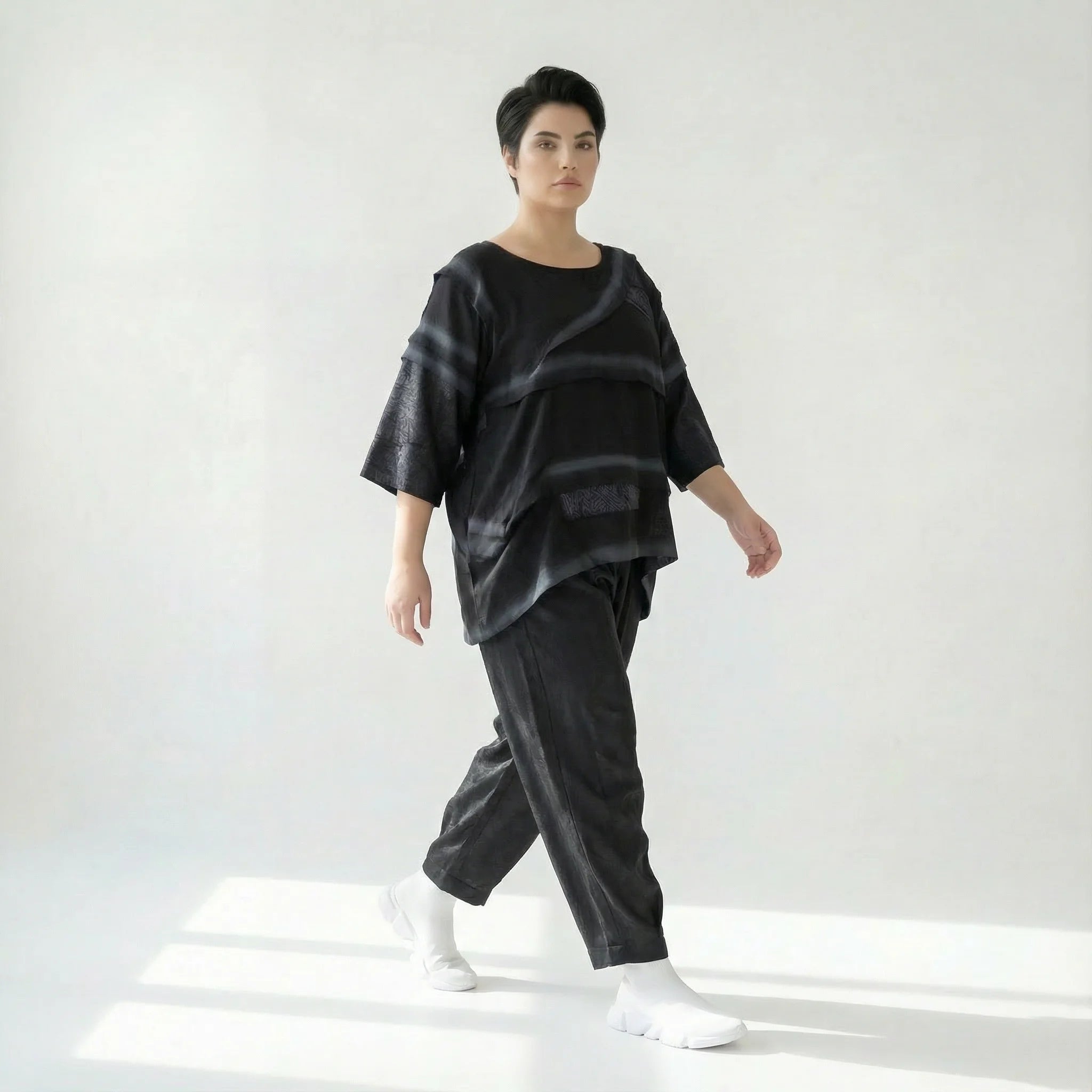 Schwarze Oversizebluse A-Formschnitt aus FrenchTerry mit abstraktem Streifenmuster 34Arm