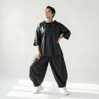 Schwarze Oversizeballonhose aus Lederimitat mit Softwashoptik und bequemem Elastikbund