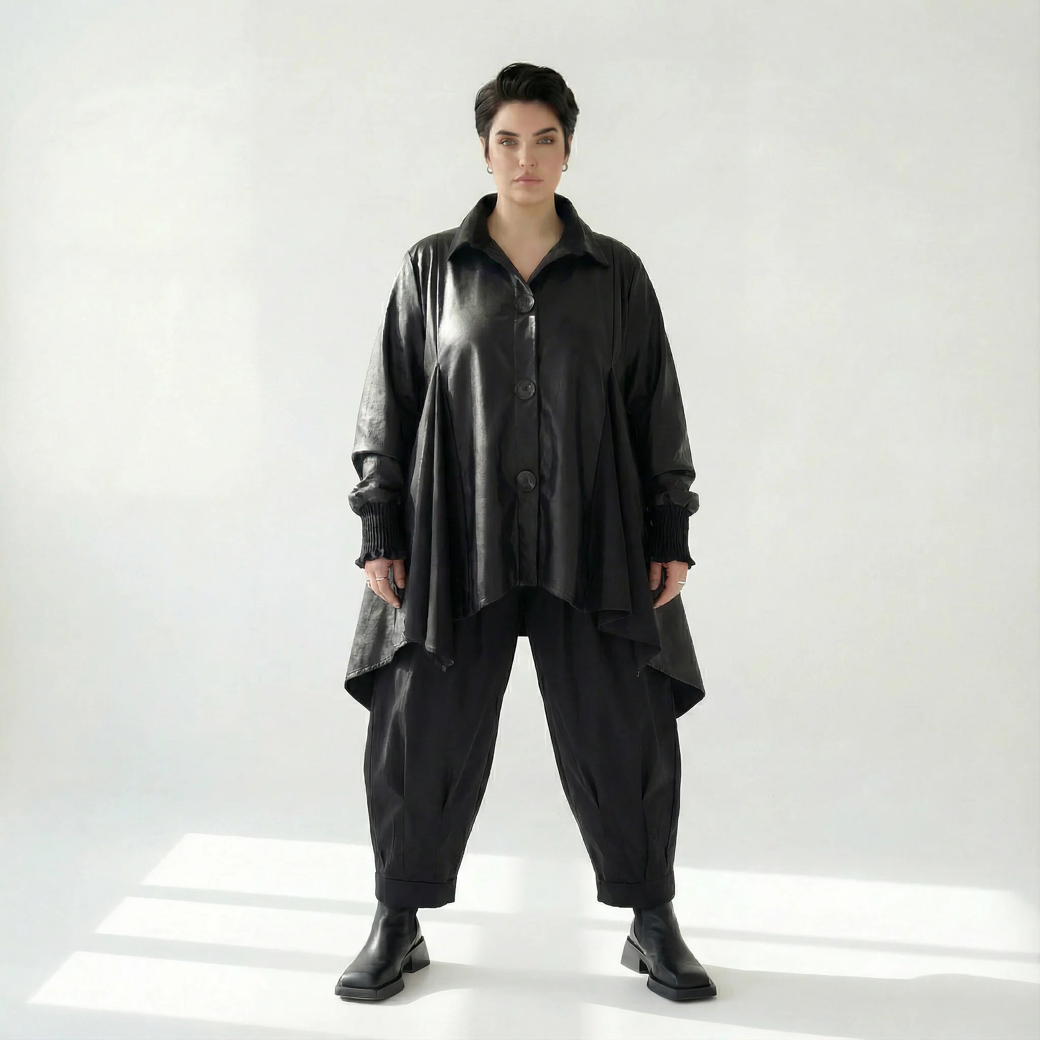 Asymmetrische Oversize-Jacke aus Lederimitat mit Statement-Kragen