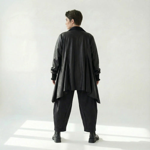 Asymmetrische Oversize-Jacke aus Lederimitat mit Statement-Kragen