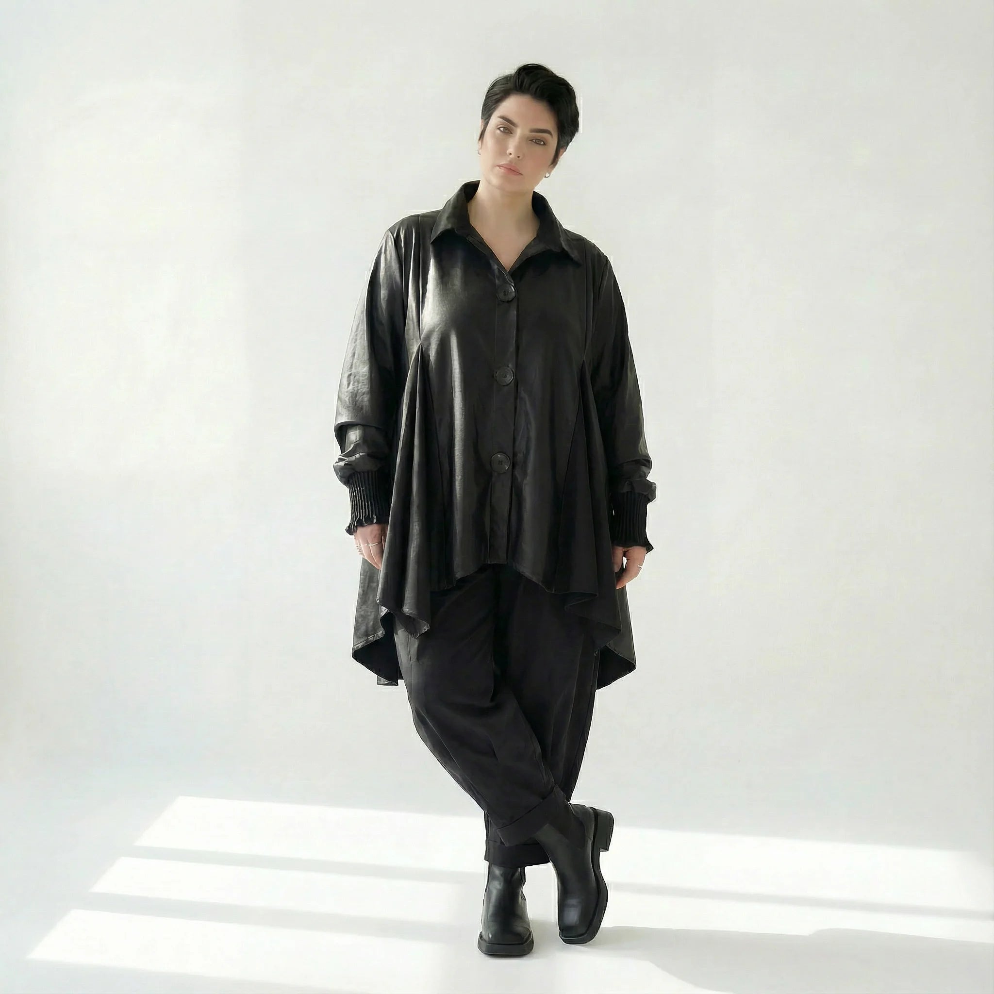 Asymmetrische Oversize-Jacke aus Lederimitat mit Statement-Kragen