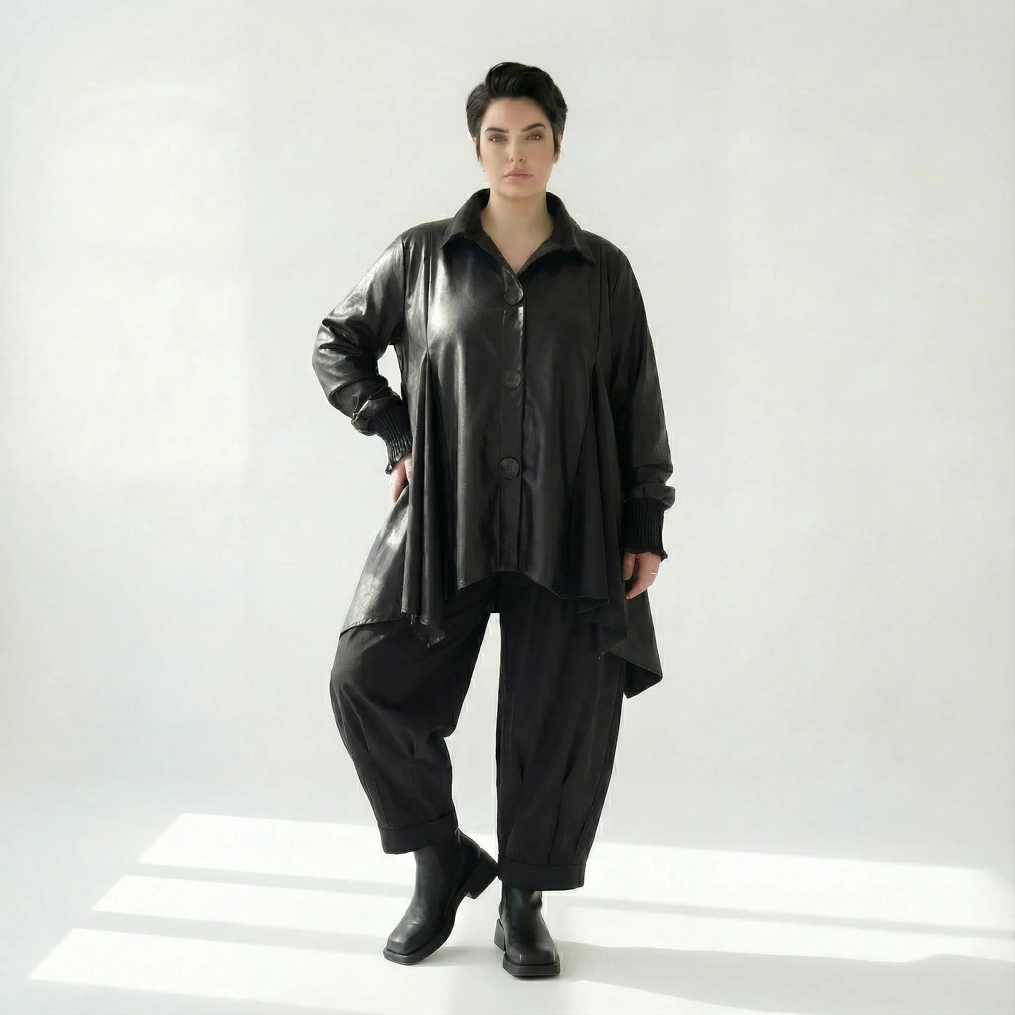 Asymmetrische Oversize-Jacke aus Lederimitat mit Statement-Kragen