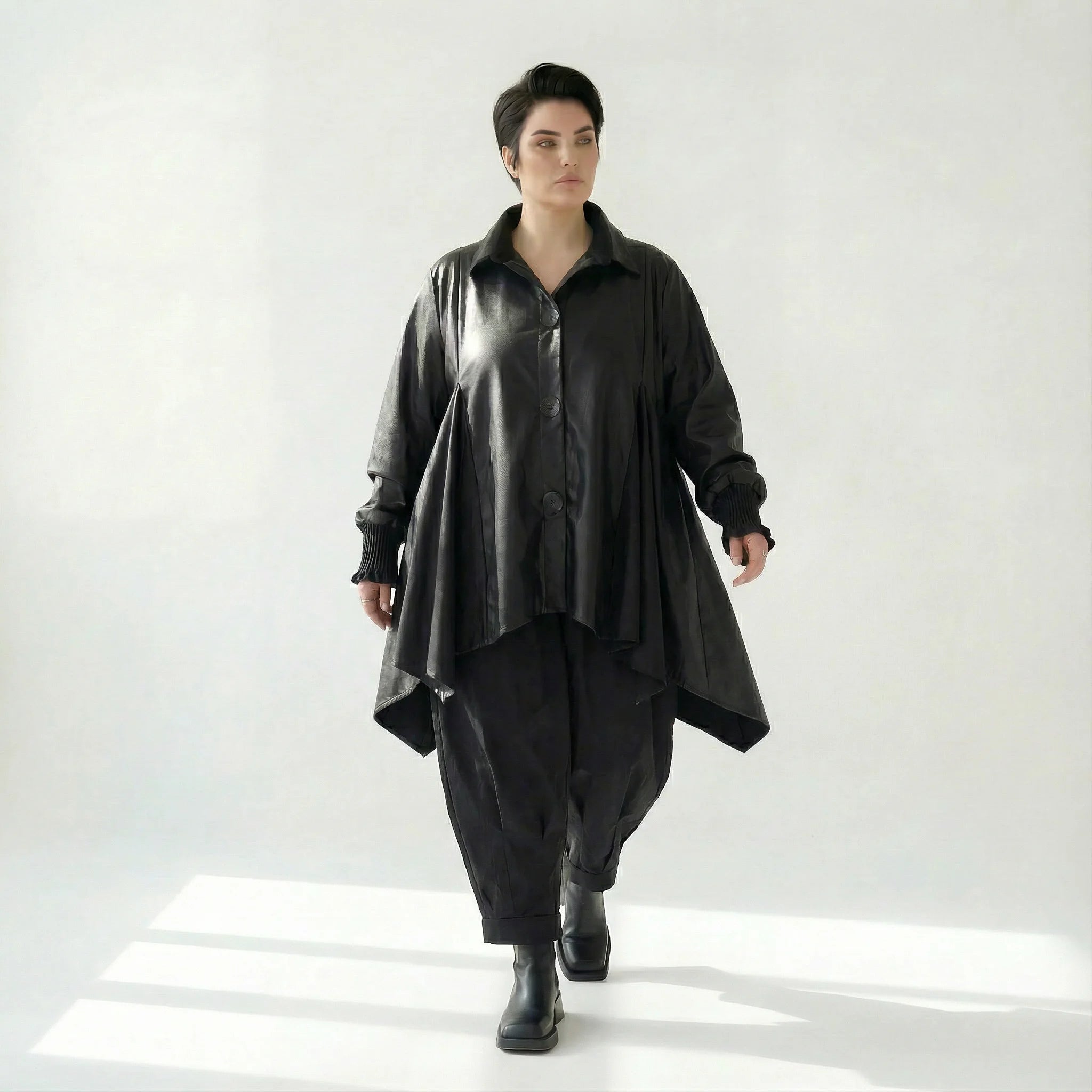 Asymmetrische Oversize-Jacke aus Lederimitat mit Statement-Kragen