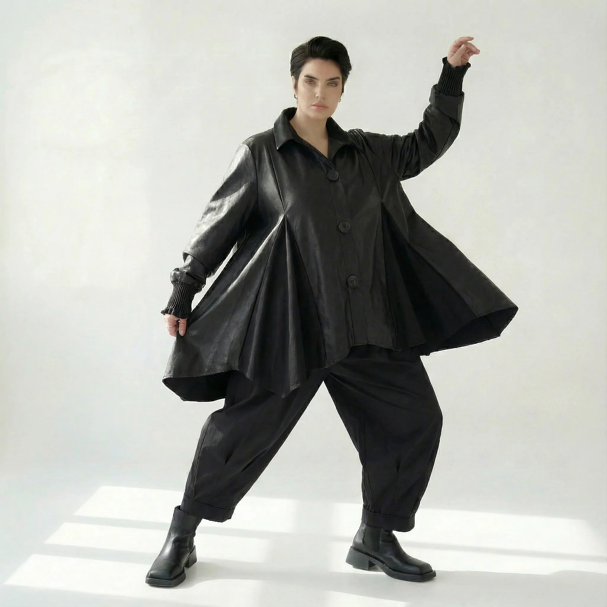 Oversize Jacke aus schwarzem Lederimitat mit Zipfelsaum weitem Kragen und Smockärmel