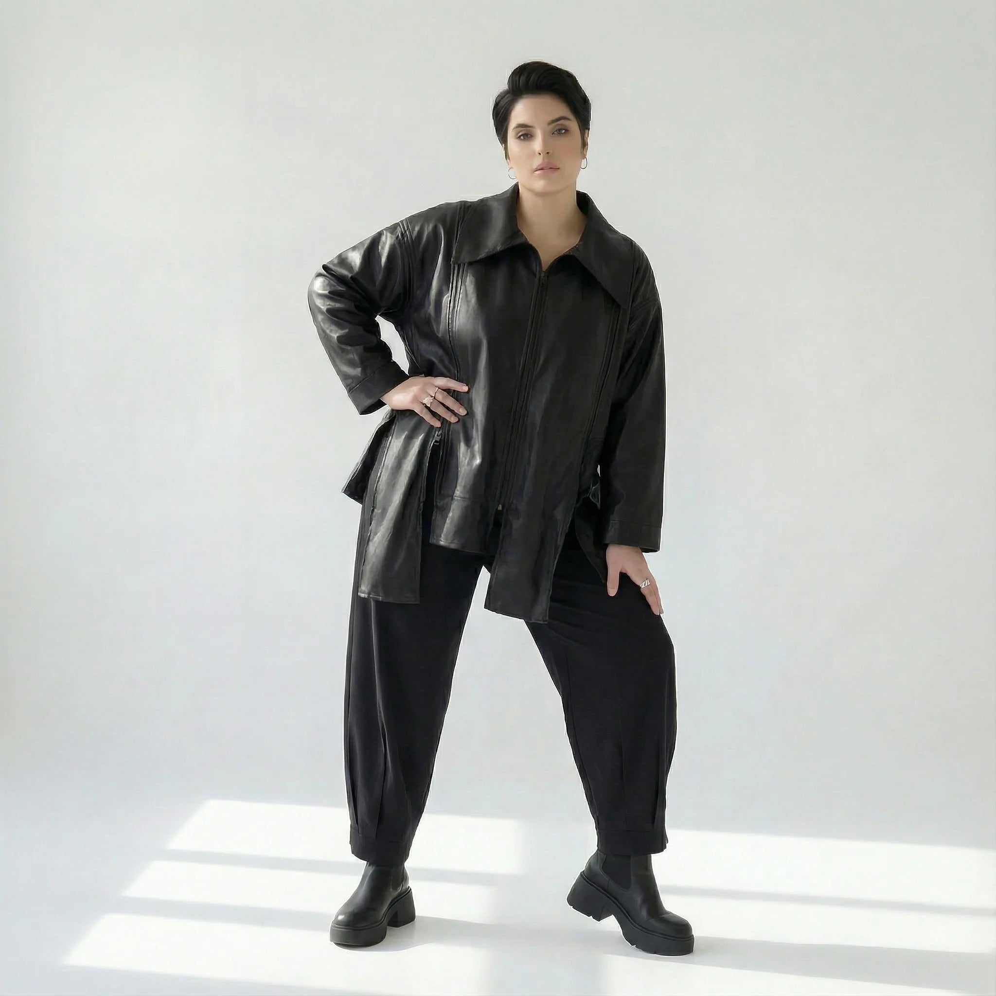 Oversize-Jacke aus glattem Lederimitat mit Zip-Details und weitem Schnitt in Schwarz