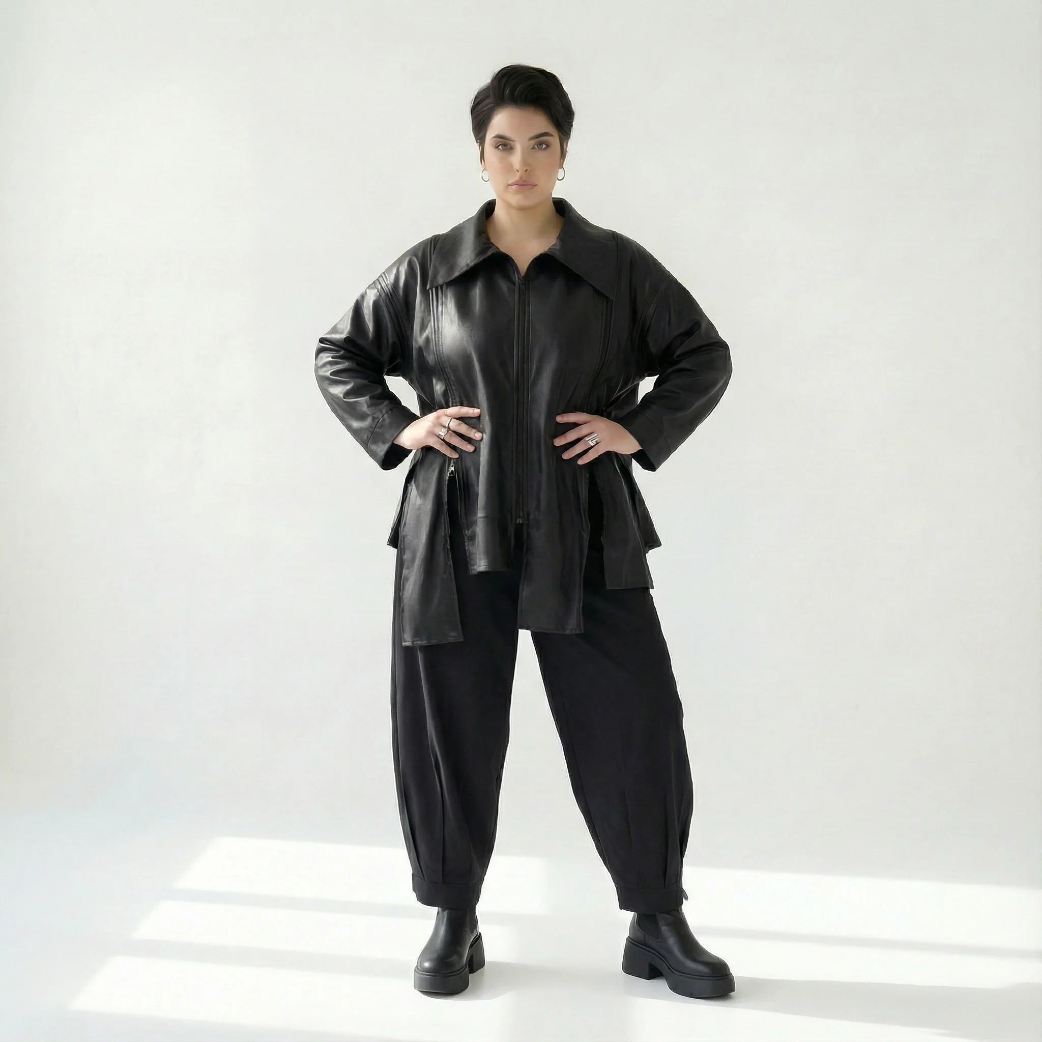 Schwarze Oversize Lederimitatjacke mit Umlegekragen und Zippertaschen urban glänzend