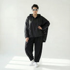 Oversize Ballonjacke in tiefschwarzem Baumwollmemorytaft mit Kapuze Langarm Cutouts