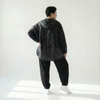 Oversize Ballonjacke in tiefschwarzem Baumwollmemorytaft mit Kapuze Langarm Cutouts