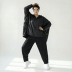 Oversize Ballonjacke in tiefschwarzem Baumwollmemorytaft mit Kapuze Langarm Cutouts