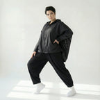 Oversize Ballonjacke in tiefschwarzem Baumwollmemorytaft mit Kapuze Langarm Cutouts
