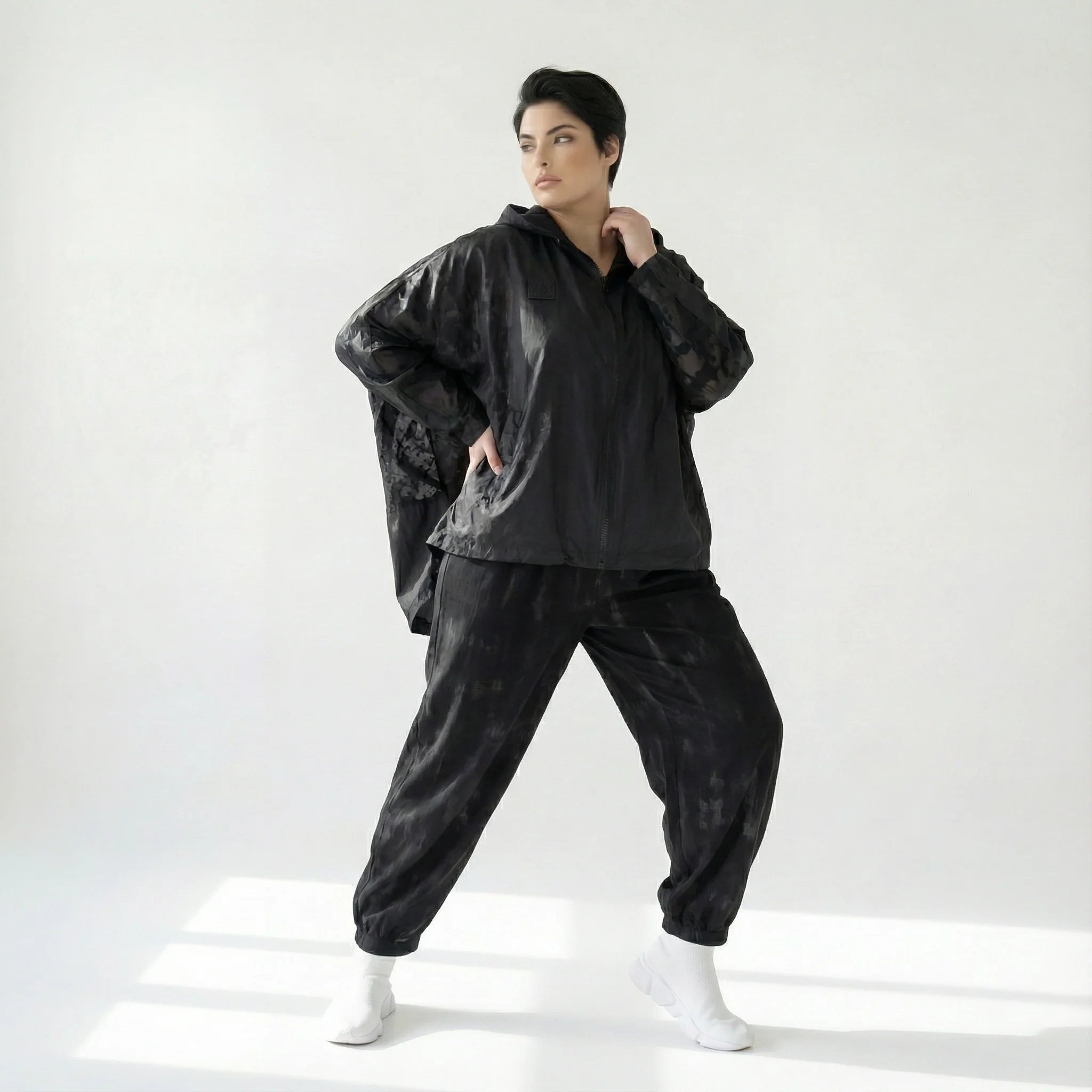 Caraclan Oversize Jacke im Ballonschnitt aus Memorytaft mit Kapuze und Strukturdetails