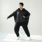 Oversize Ballonjacke in tiefschwarzem Baumwollmemorytaft mit Kapuze Langarm Cutouts