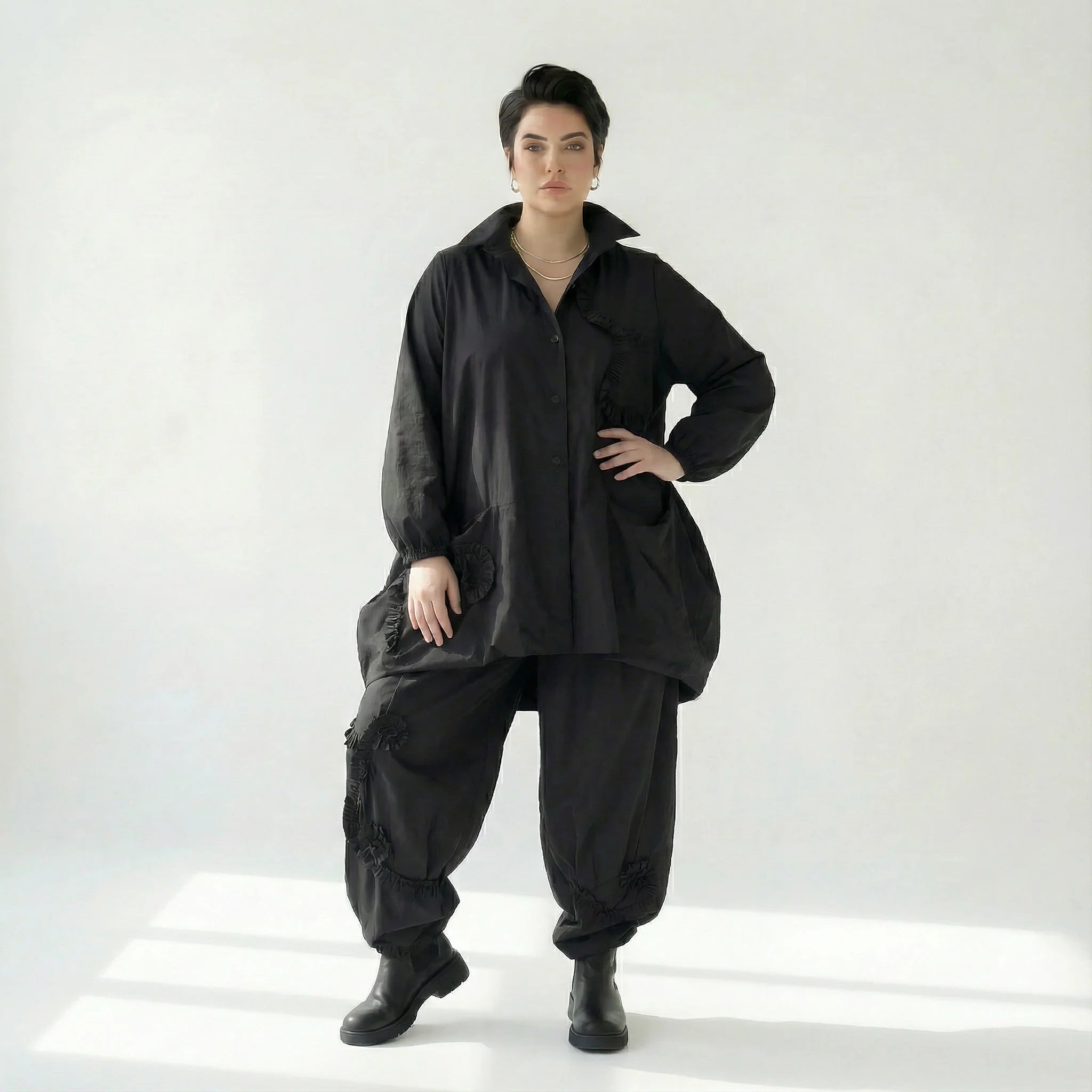 Oversize Jacke in Schwarz mit Stehkragen runder Saumlinie und dekorativen Raffdetails