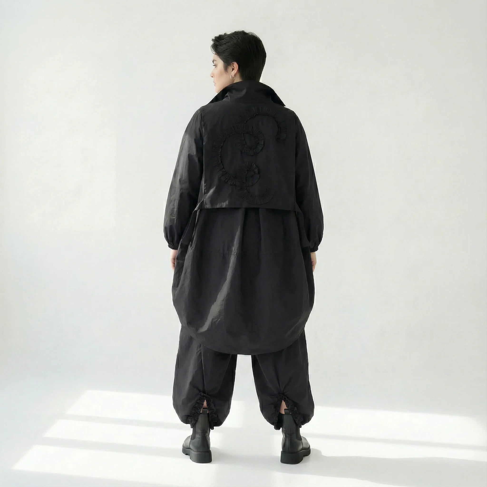 Oversize Jacke in Schwarz mit Stehkragen runder Saumlinie und dekorativen Raffdetails