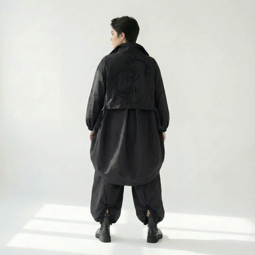 Schwarze Oversize Ballonhose aus leichtem Polyester mit Elastikbund und Raffdetails