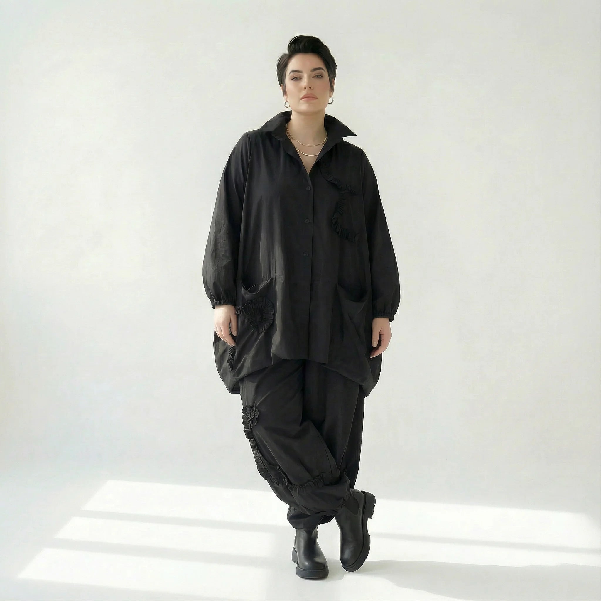 Oversize Jacke in Schwarz mit Stehkragen runder Saumlinie und dekorativen Raffdetails
