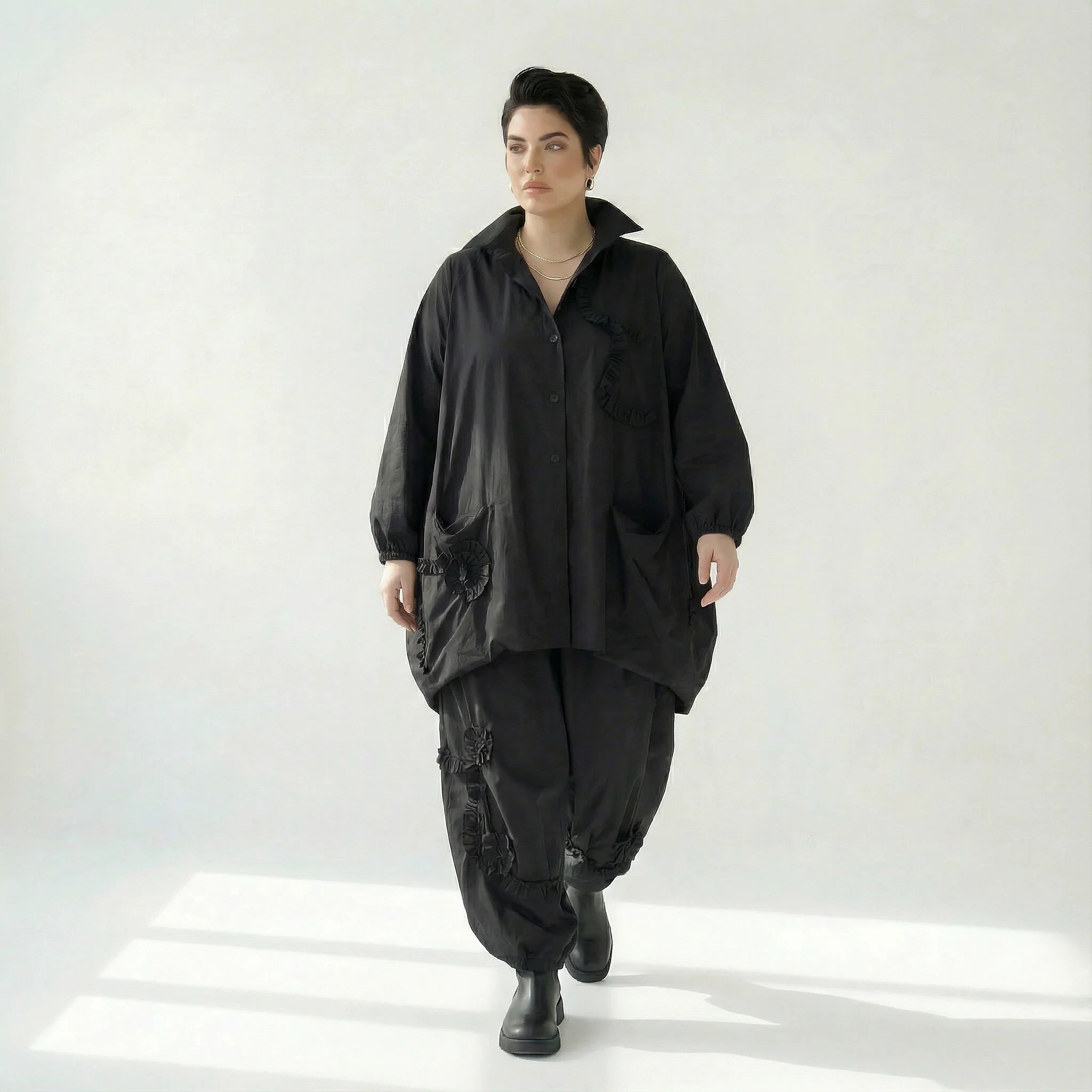 Oversize Jacke in Schwarz mit Stehkragen runder Saumlinie und dekorativen Raffdetails