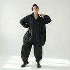 Schwarze Oversizejacke mit Raffdetails langer Schnitt Knopfleiste Taschen Polyester