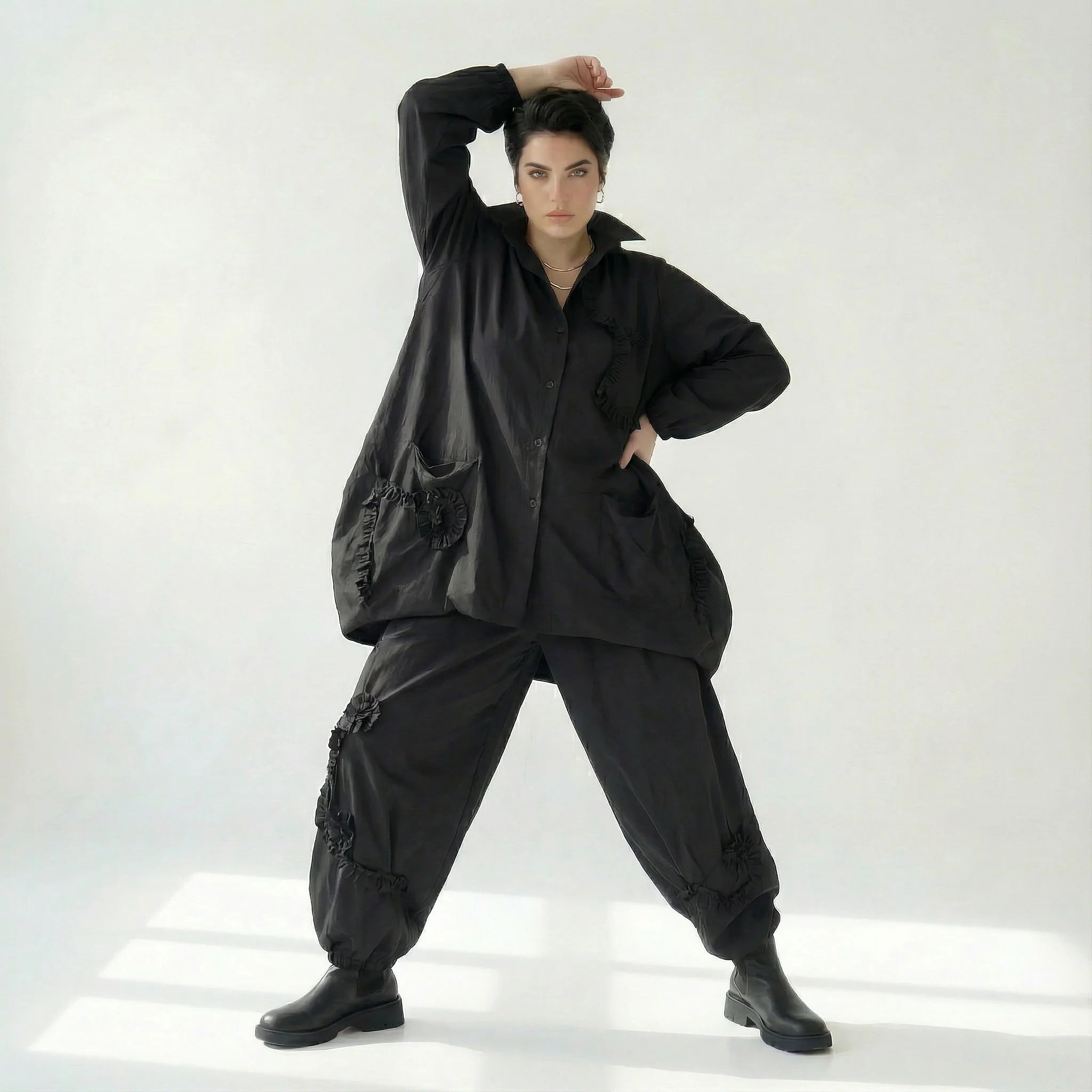Schwarze Oversize Ballonhose aus leichtem Polyester mit Elastikbund und Raffdetails