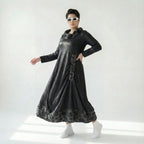 Oversize Kleid in tiefschwarz mit Aform aus Lederimitat abstraktem Muster und Langarm