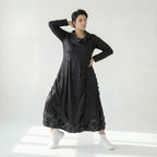 Oversize Kleid in tiefschwarz mit Aform aus Lederimitat abstraktem Muster und Langarm