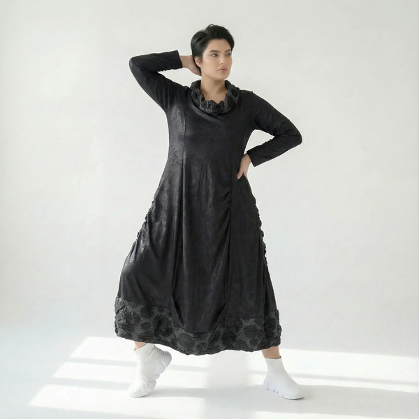 Oversize Kleid in tiefschwarz mit Aform aus Lederimitat abstraktem Muster und Langarm