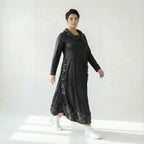 Oversize Kleid in tiefschwarz mit Aform aus Lederimitat abstraktem Muster und Langarm