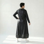 Oversize Kleid in tiefschwarz mit Aform aus Lederimitat abstraktem Muster und Langarm