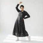 Oversize Kleid in tiefschwarz mit Aform aus Lederimitat abstraktem Muster und Langarm