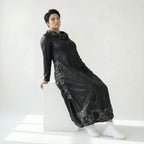 Oversize Kleid in tiefschwarz mit Aform aus Lederimitat abstraktem Muster und Langarm