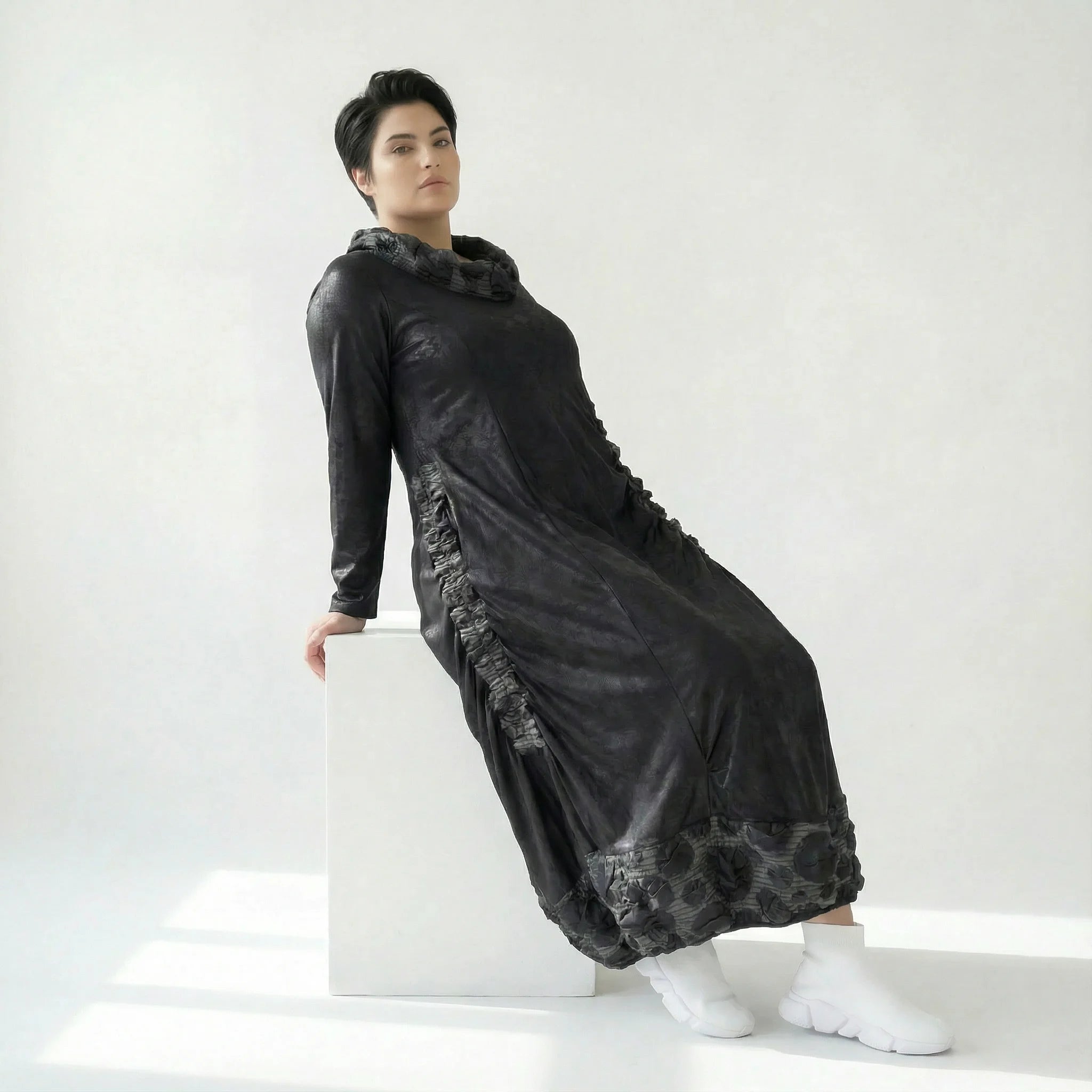Oversize Kleid in tiefschwarz mit Aform aus Lederimitat abstraktem Muster und Langarm
